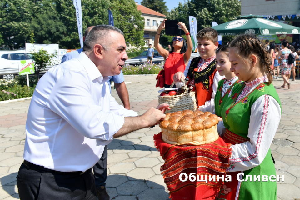 Традиционни производители от цялата страна си дадоха среща на 20-ото юбилейно издание на летния празник в сливенското село Гавраилово „Златна праскова“....